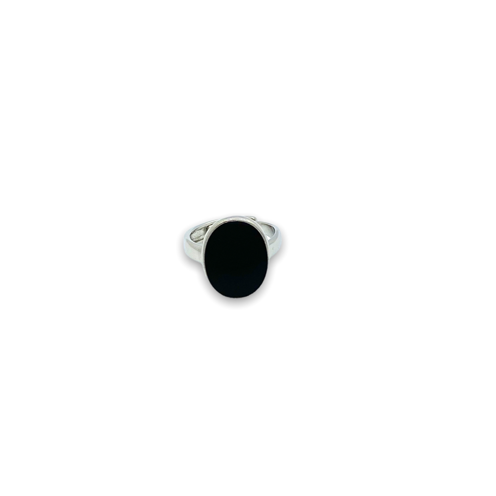 bague noire mia anneau un peu large et bague reglable a l arriere exposee fond blanc mia