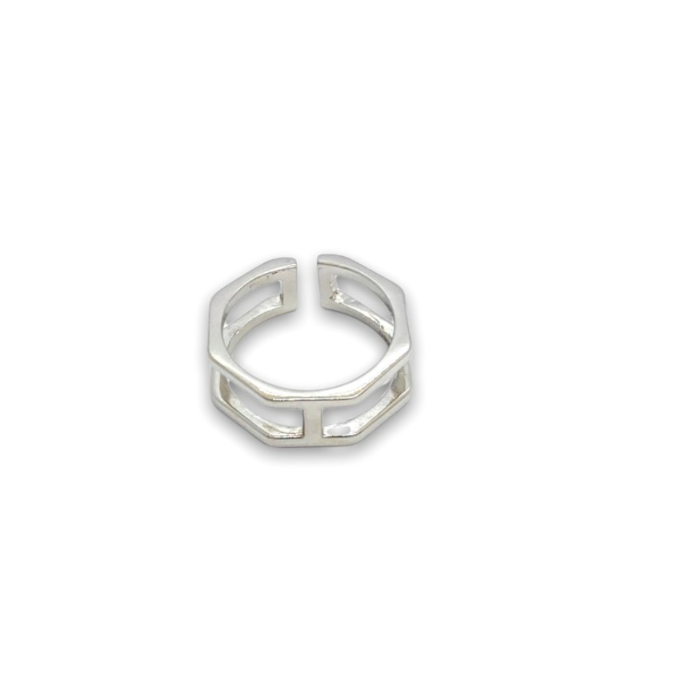 bague minimaliste et graphique ajustable en argent exposee sur fond blanc elena