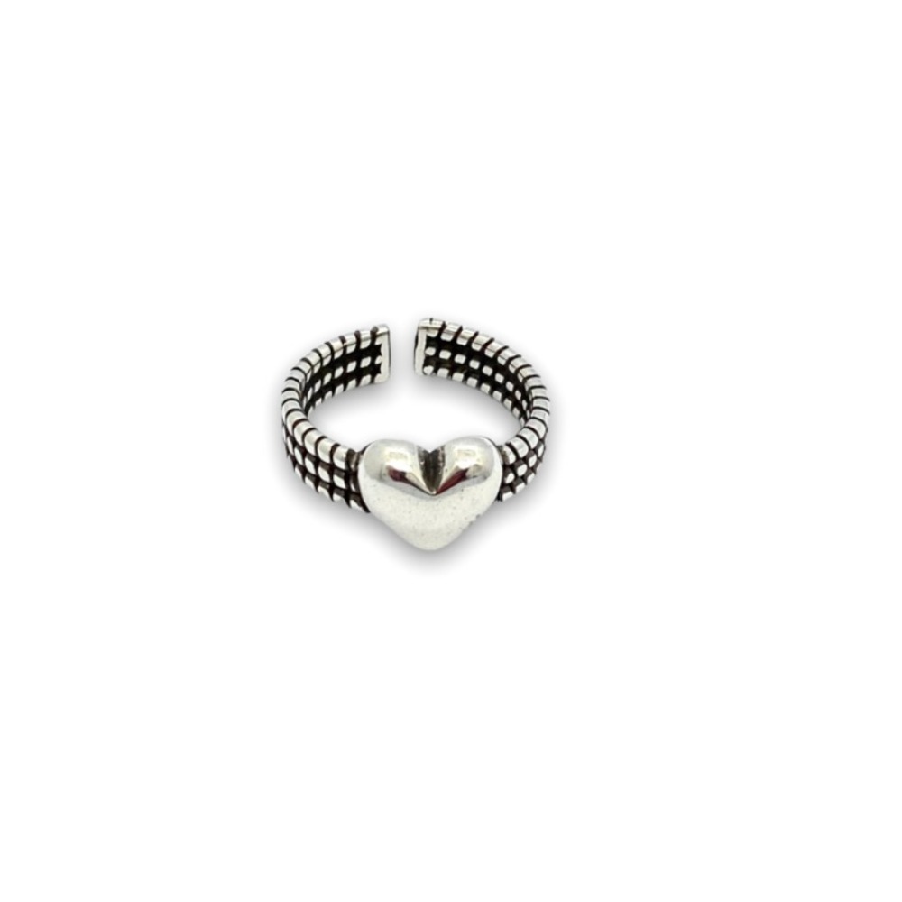 bague coeur avec anneau large strie et coeur argente au milieu exposee fond blanc sofia
