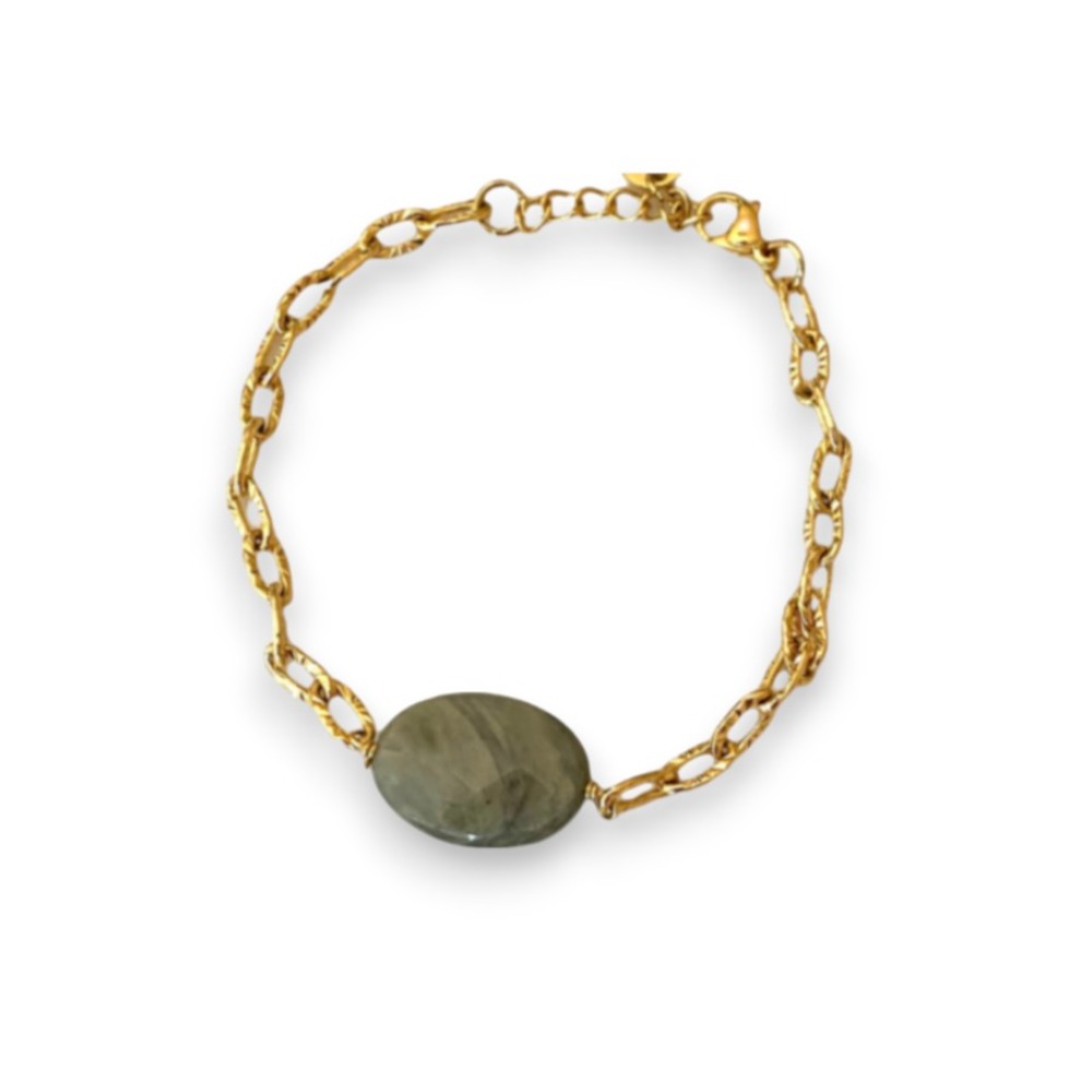 bracelet pierre naturelle avec maillons striés et pierre quartz rutile verte expose sur fond blanc pauline