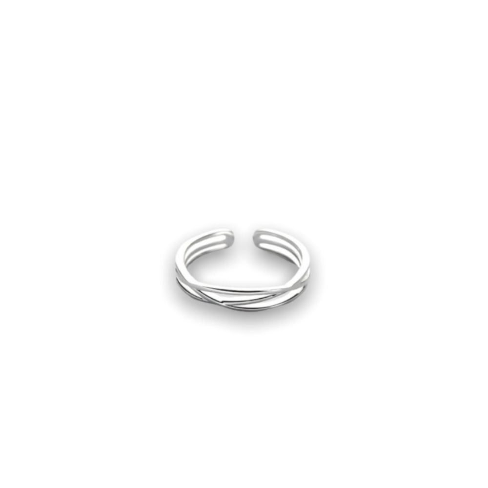 bague croisee simple et ouverte avec trois anneaux entrelaces exposee fond blanc elia