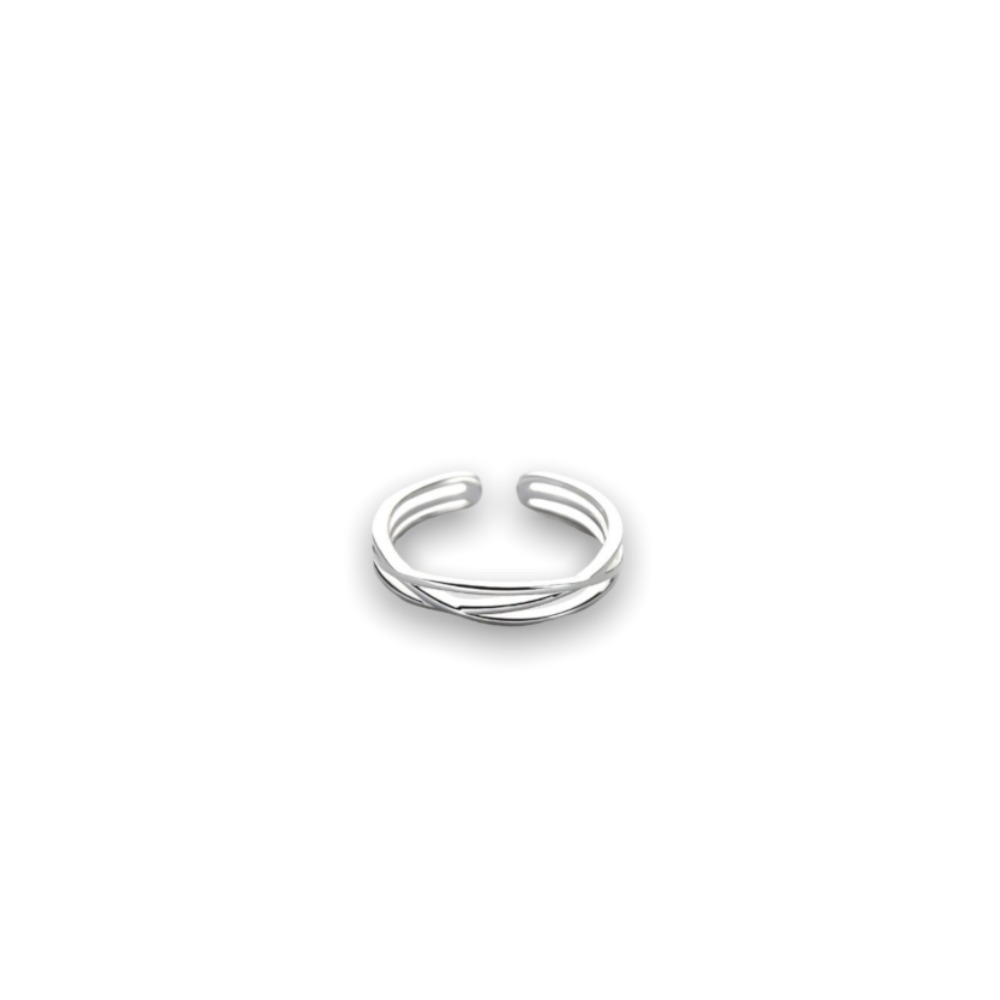 bague croisee simple et ouverte avec trois anneaux entrelaces exposee fond blanc elia