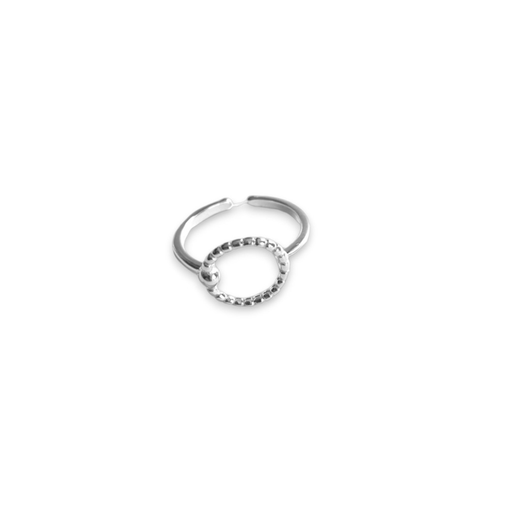 bague fine en argent avec anneau ajustable et cercle creux mise en valeur sur fond blanc valentine
