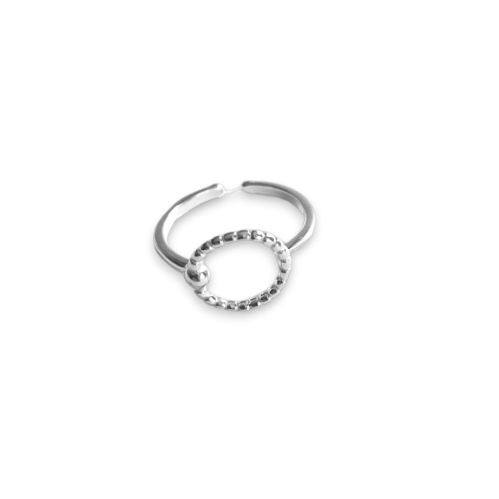 bague fine en argent avec anneau ajustable et cercle creux mise en valeur sur fond blanc valentine