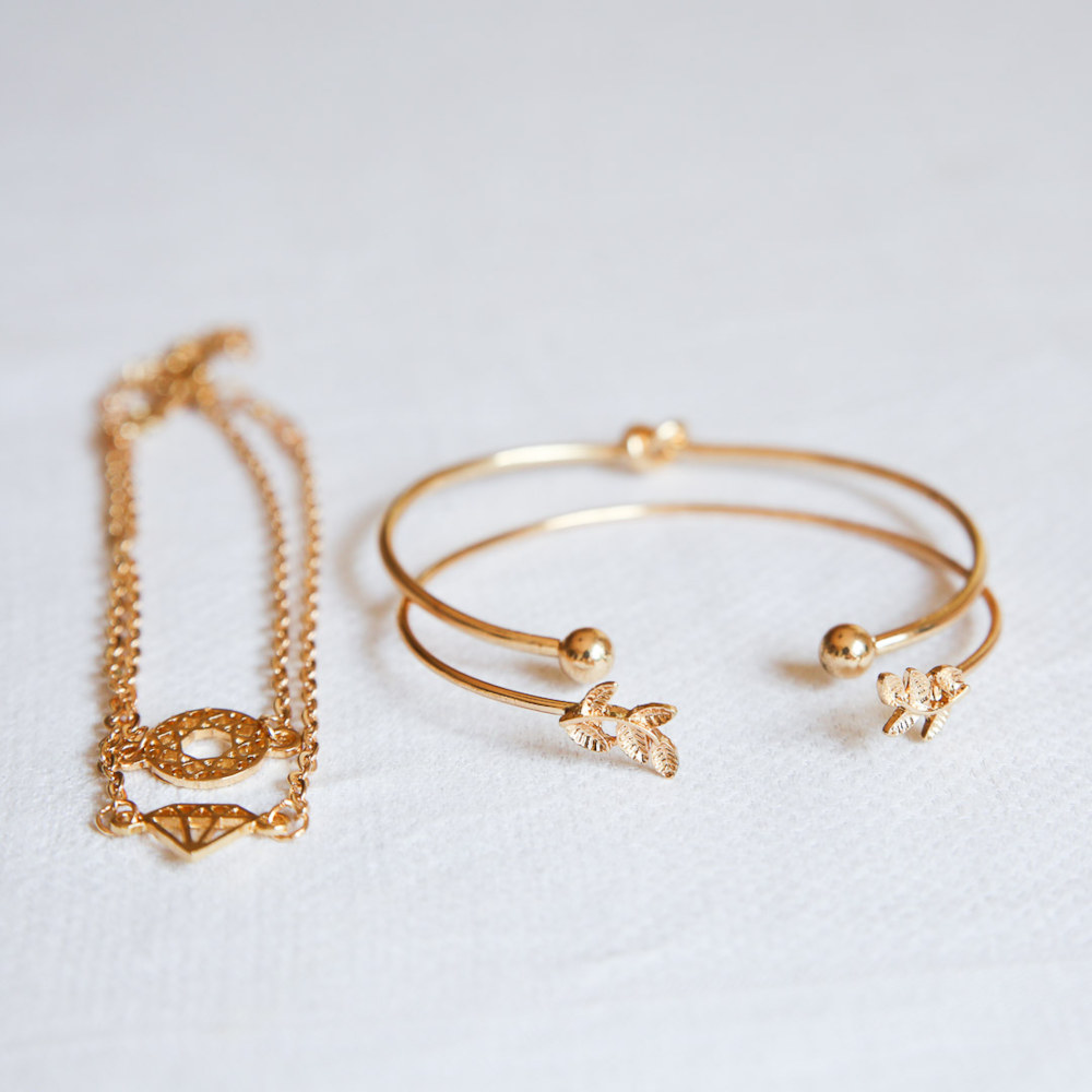 lot de bracelet dores reglables compose de deux bracelets chaines et deux bracelets joncs exposes sur fond blanc alix
