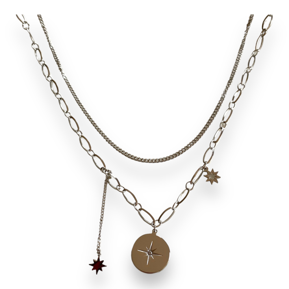 collier double rang en acier inoxydable une chaine fine et une chaine a maillons avec une medaille et deux petites étoiles en pendentifs expose sur fond blanc claire