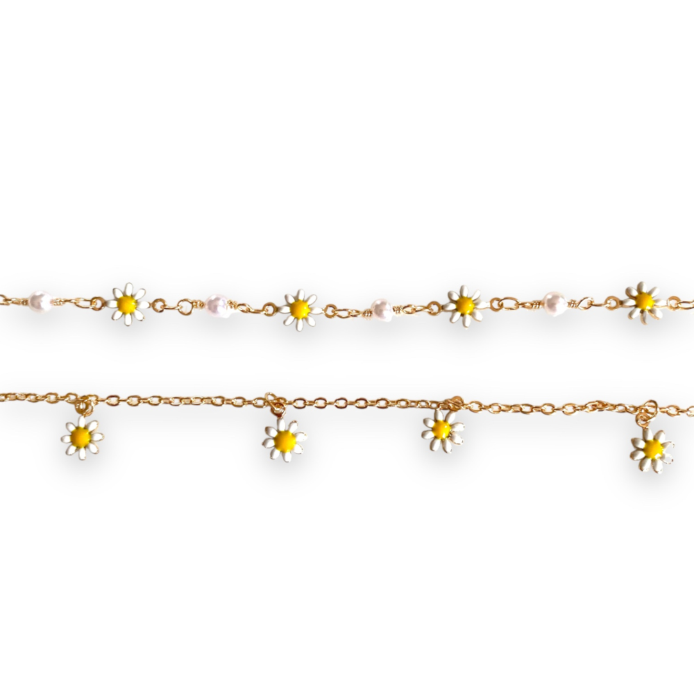 chevilleres fleurs dorees un modele avec marguerites et un modele avec fleurs et perles mis en valeur fond blanc cleo
