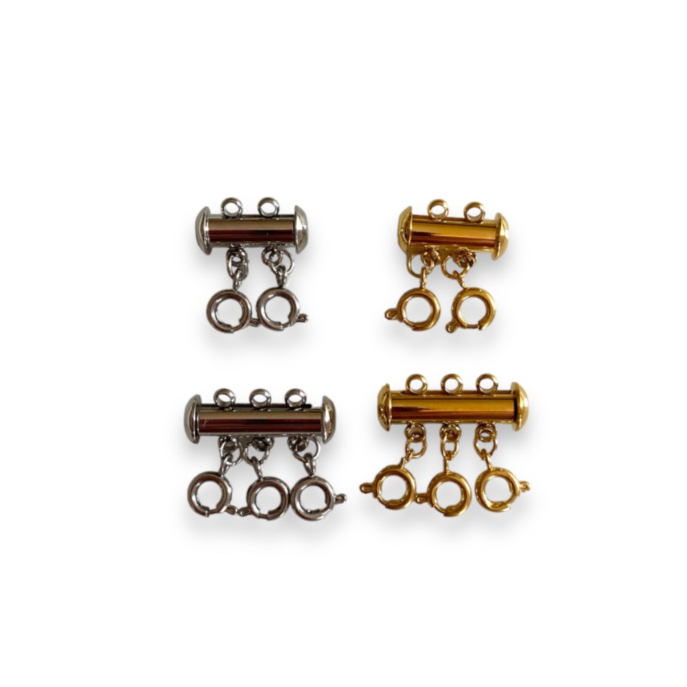 fermoir collier double et triple en version argentee et doree mis en valeur sur fond blanc