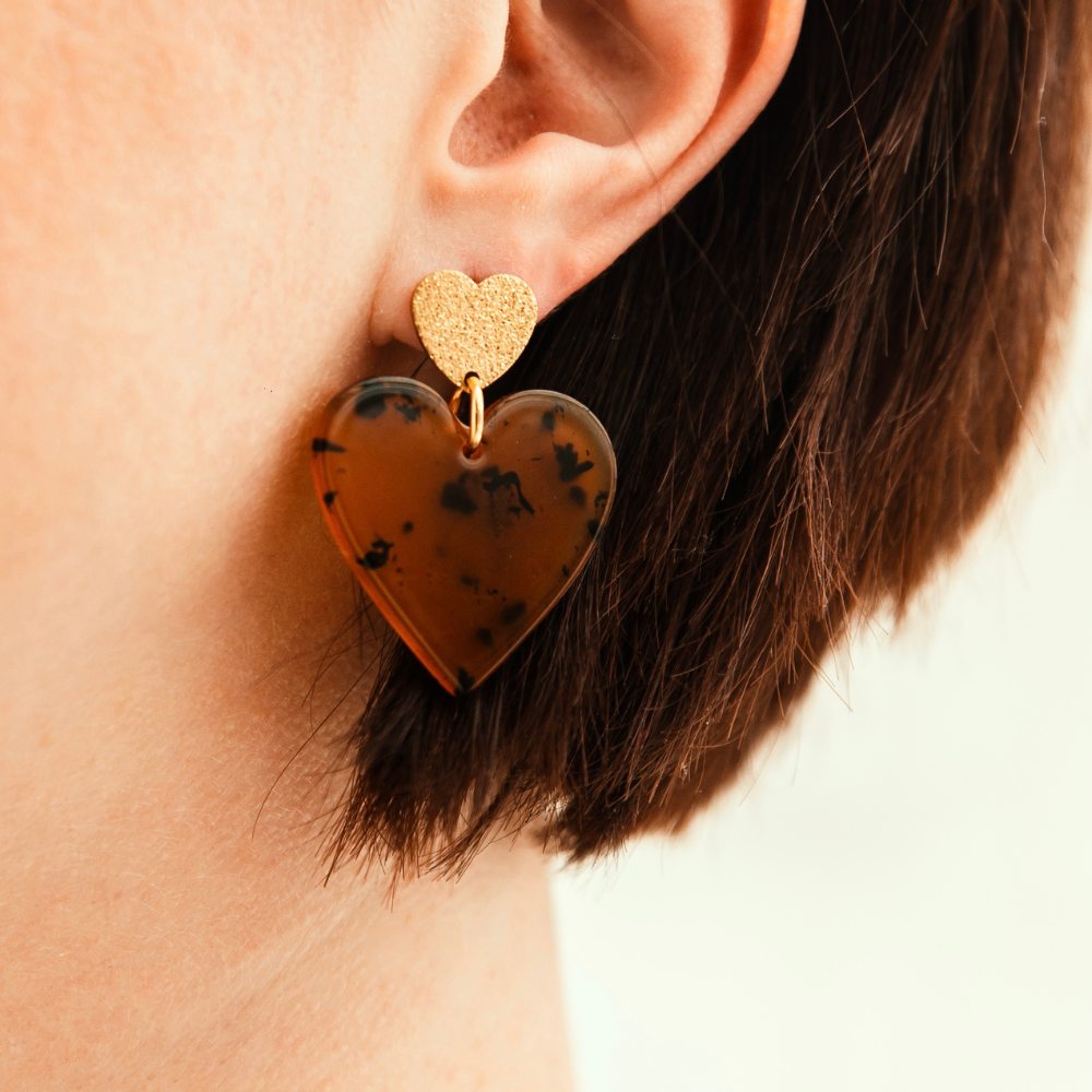 boucles d oreilles au motif ecaille marron avec deux coeurs portee oreille gauche miranda