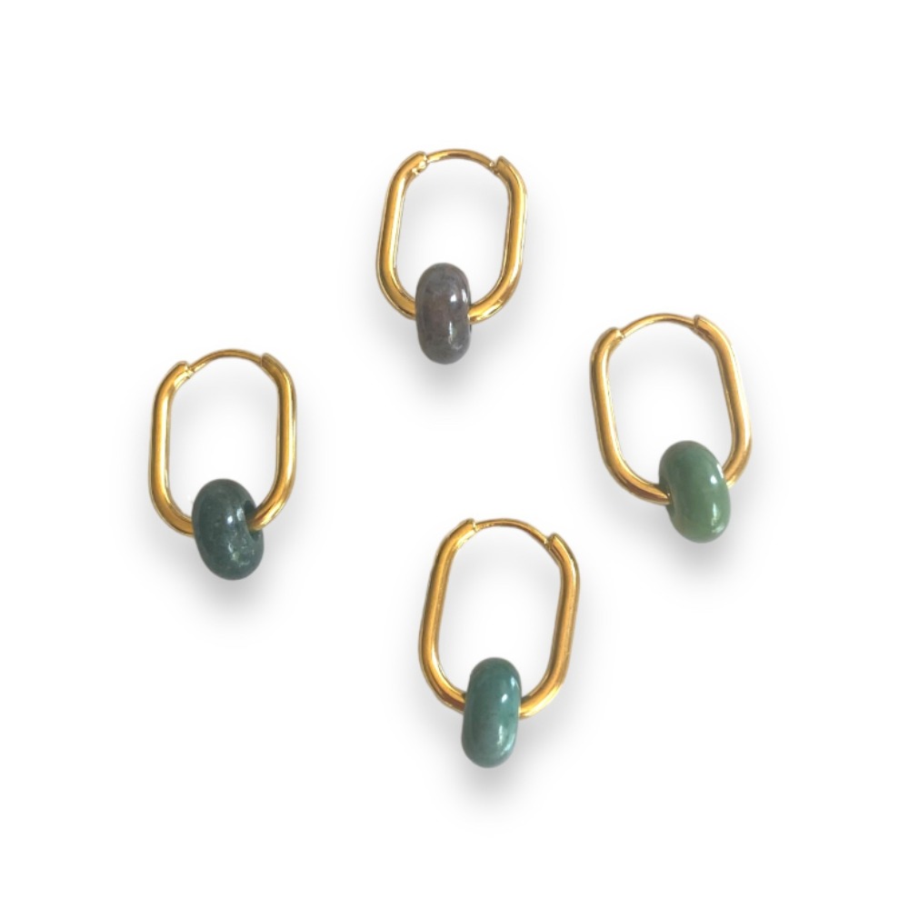 boucles d oreilles creoles avec pierre agate indienne deux paires exposees sur fond blanc cyrielle