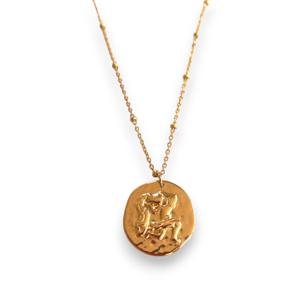collier avec medaille frappee avec un motif symbolisant le signe astrologique verseau expose sur fond blanc