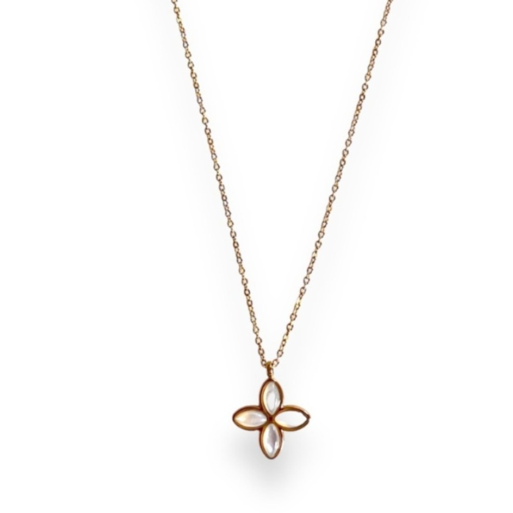 Collier trefle avec pierre nacre blanche sertie acier inoxydable dore expose fond blanc nina