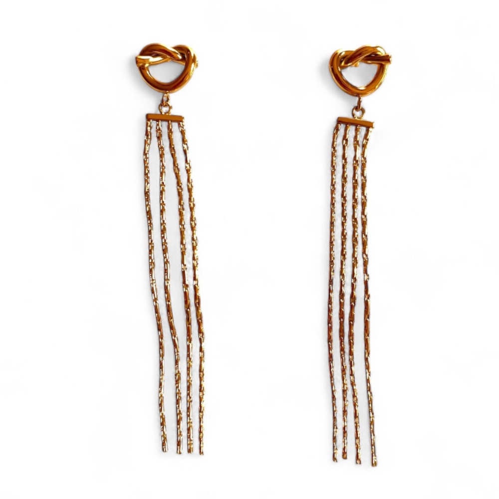 boucles d oreilles chaines pendantes en acier inoxydable dore exposees fond blanc paloma