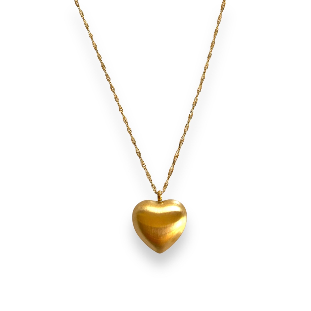 sautoir coeur chaine torsadee avec gros pendentif brosse modele dore et expose sur fond blanc isadora