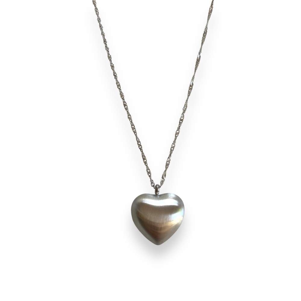 sautoir-coeur-minimaliste-en-acier-inoxydable-argente-mis-en-valeur-sur-fond-blanc-isadora