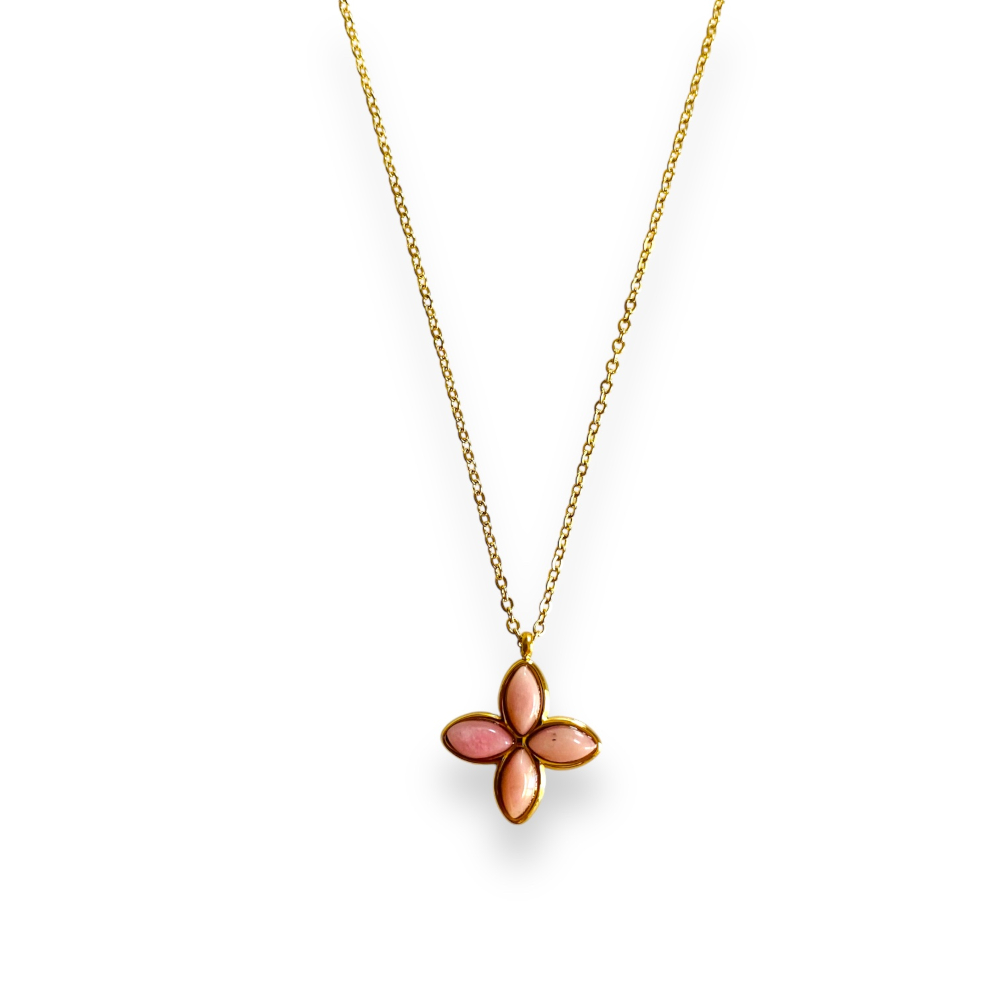 collier trefle et son pendentif porte bonheur pierre rhodonite rose avec sa chaine dorée mis en valeur sur fond blanc nina