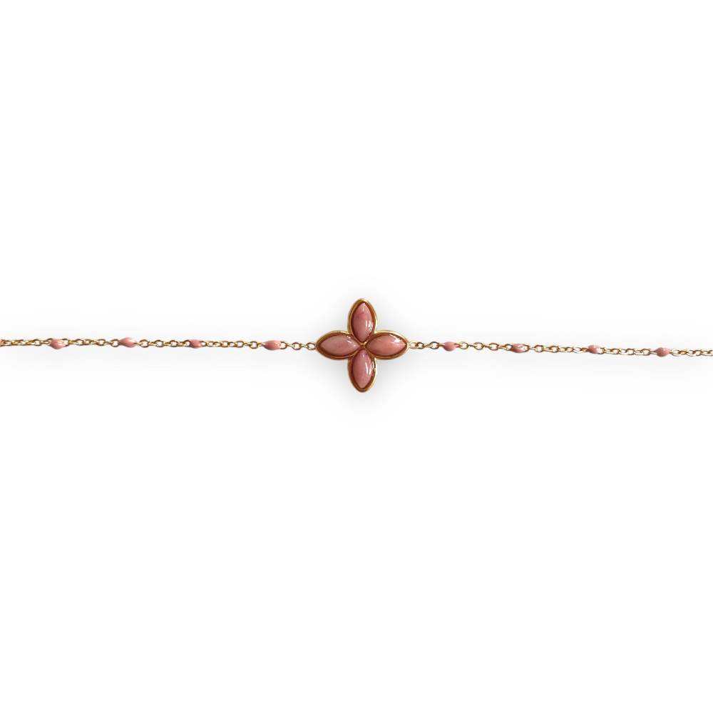 bracelet trefle 4 feuilles avec perles et pierre rhodonite roses expose sur fond blanc paola
