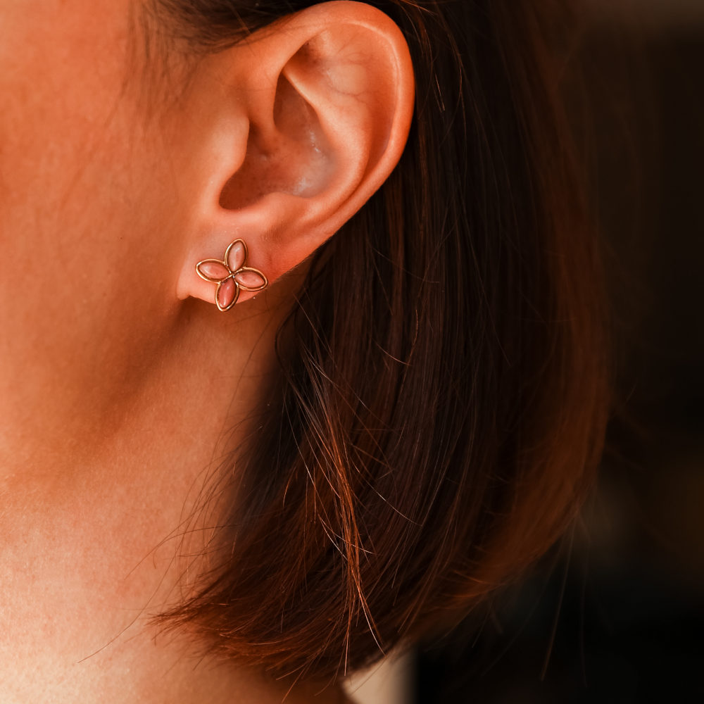 boucles d oreilles trefle en pierre naturelle rhodonite rose portees oreille gauche solene