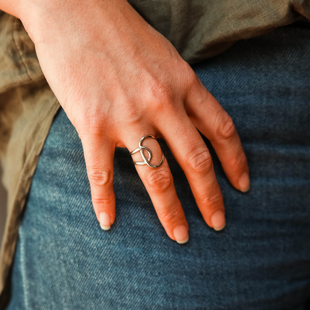 bague en acier inoxydable femme creuse et entrecroisee portee main droite charline