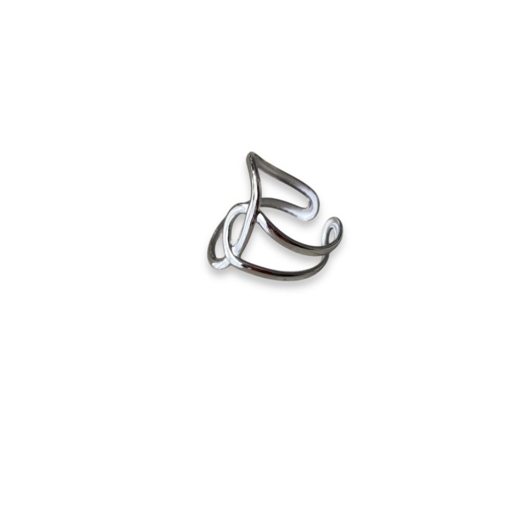bague en acier pour femme composee de formes originales entrecroisees et presentee sur fond blanc charline