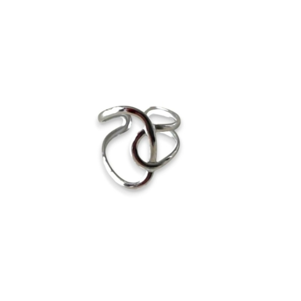 bague acier inoxydable femme ajustable et originale avec formes creuses et exposee sur fond blanc charline