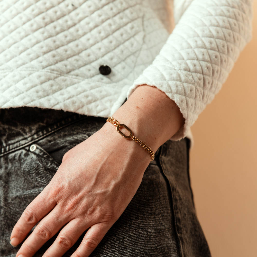 bracelet mixte acier dore façon gourmette avec anneau au milieu porte poignet gauche sam