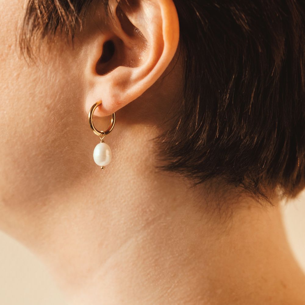 creoles perles blanches eau douce modele dore porte oreille gauche lana