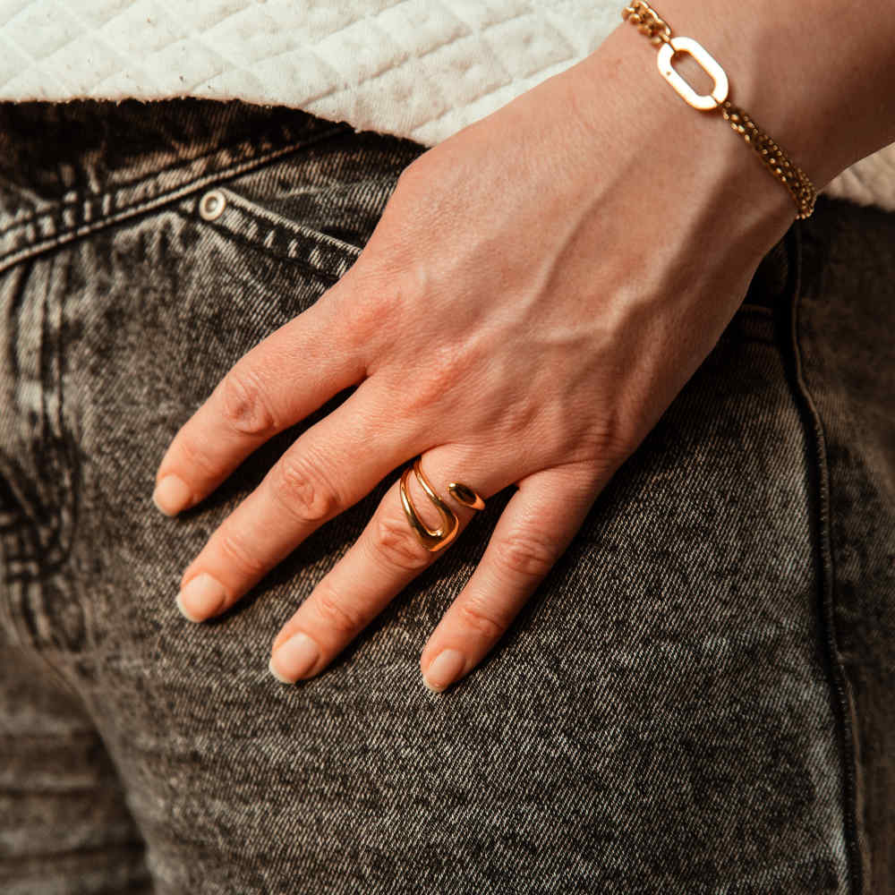 bague large pour les femmes avec finition doree au design moderne pamela portee annulaire gauche avec le bracelet mixte dore sam