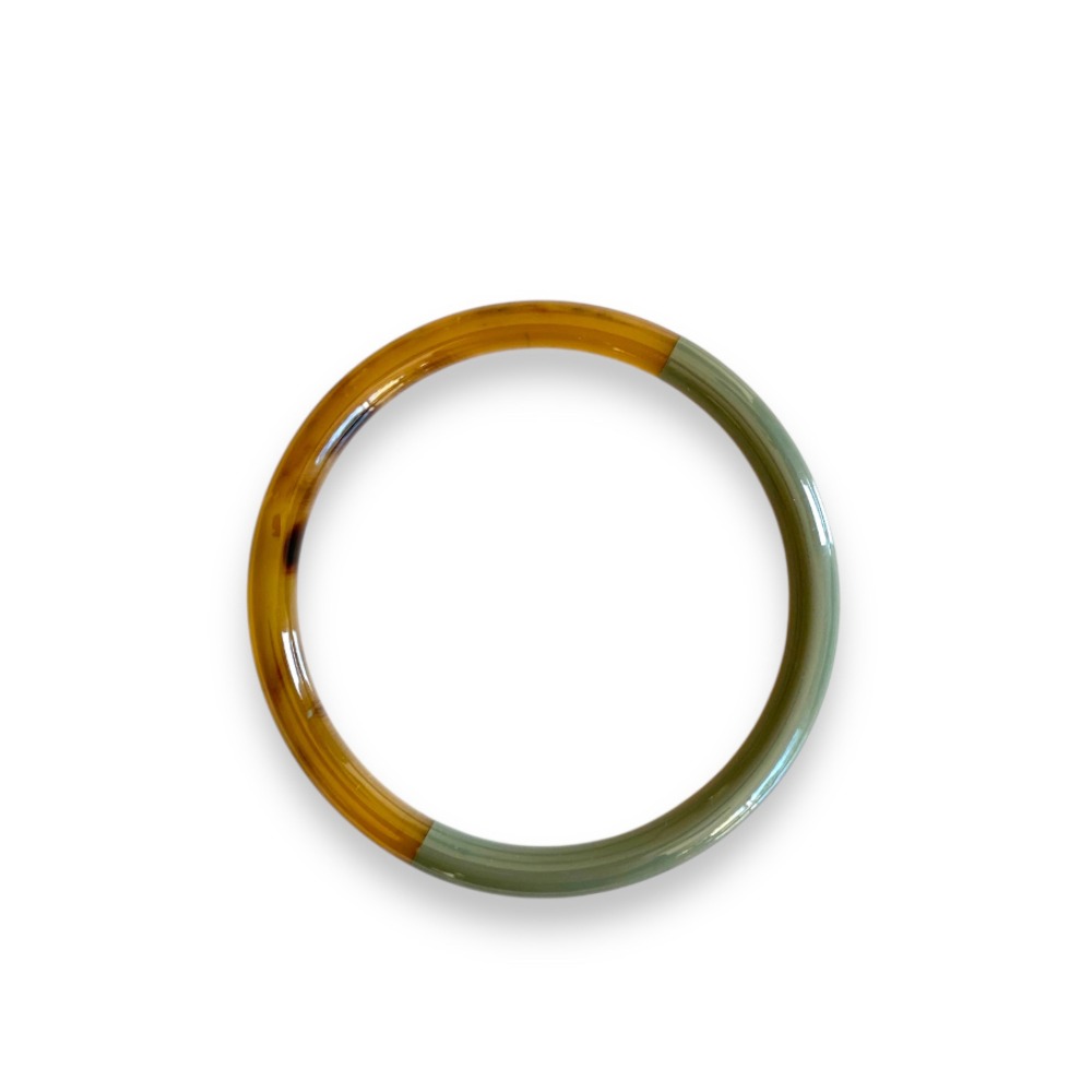 bracelet corne et laque vert moderne et unique expose sur fond blanc malo