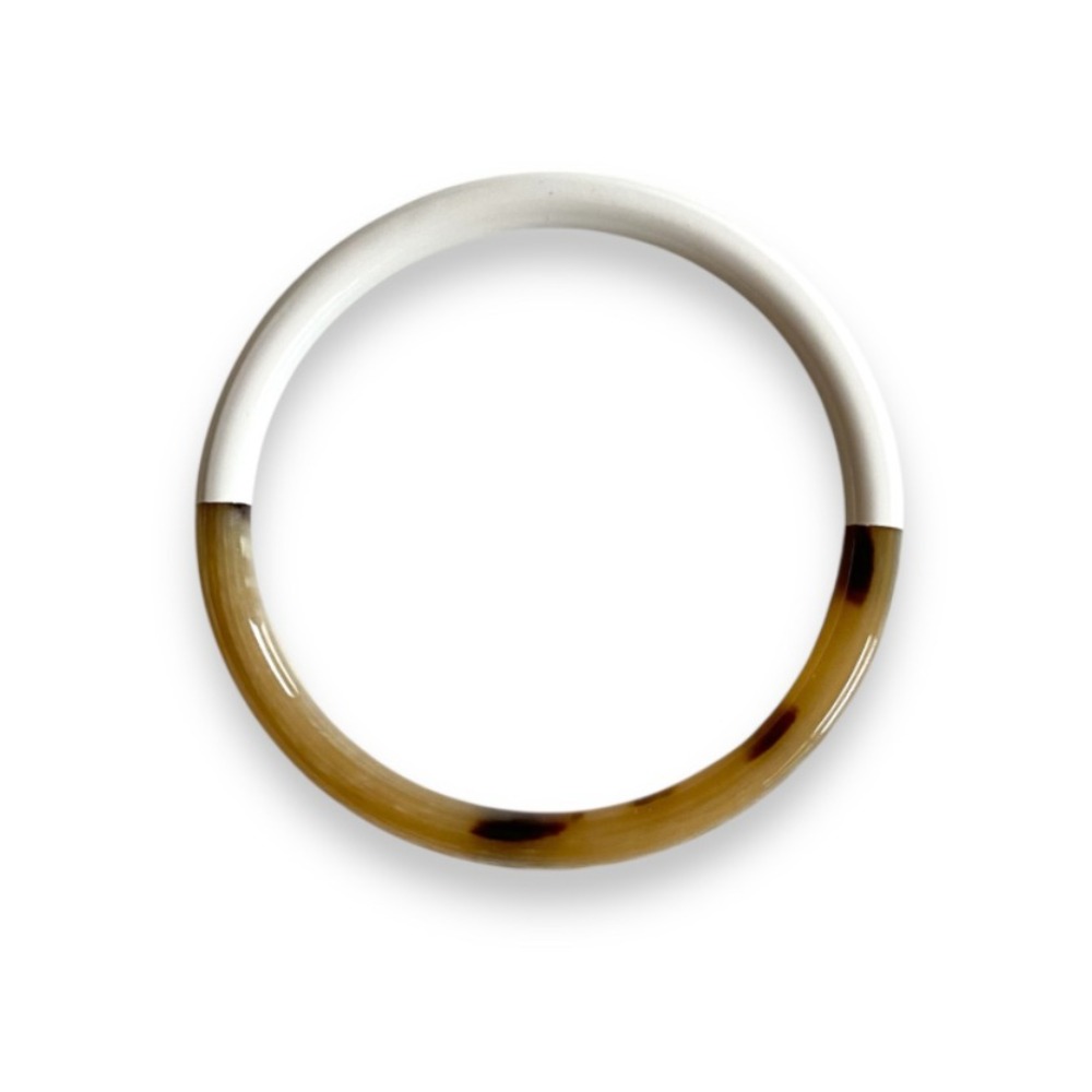 bracelet jonc corne veritable et artisanal moitie laquee blanc mis en valeur sur fond blanc swann