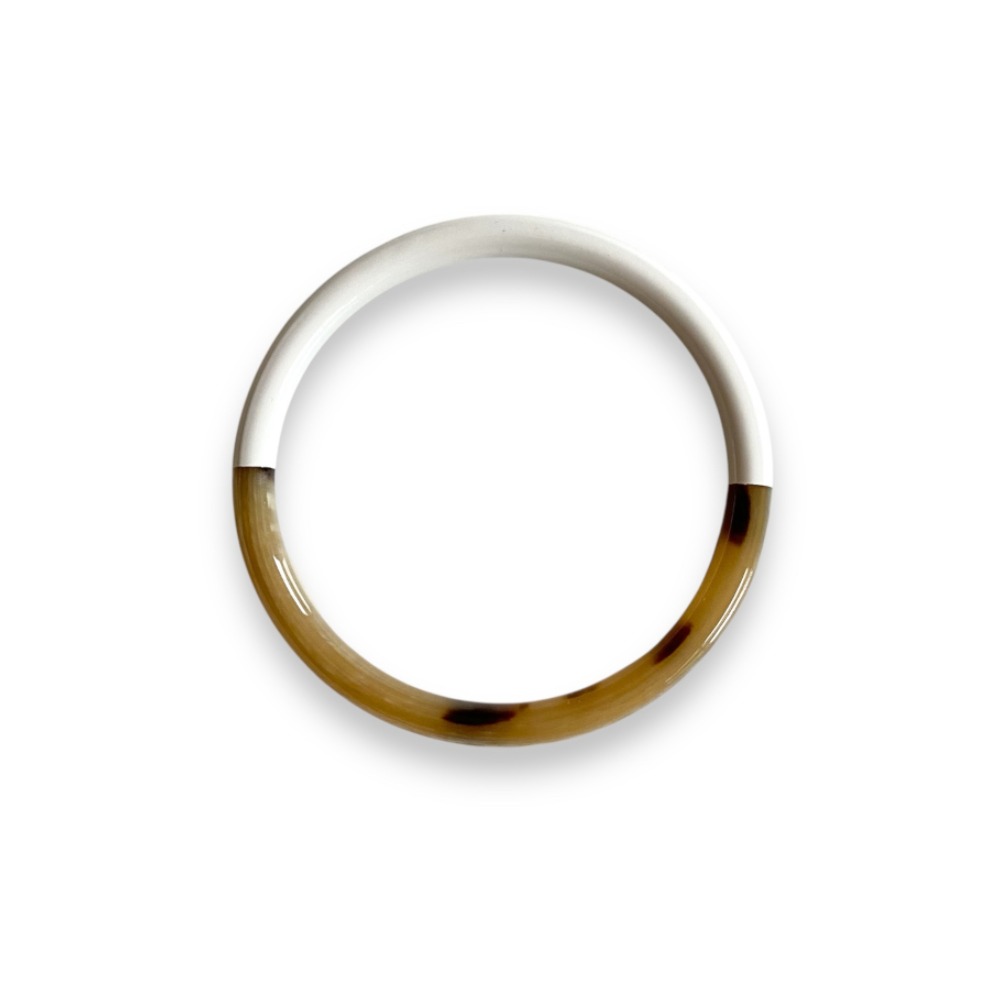 bracelet jonc corne veritable et artisanal moitie laquee blanc mis en valeur sur fond blanc swann