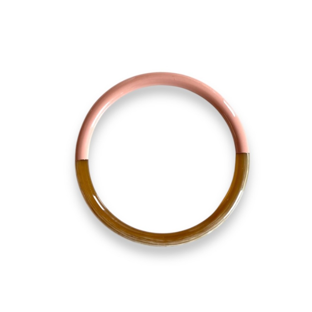 bracelet en corne naturelle laque rose unique mis en valeur sur fond blanc camille