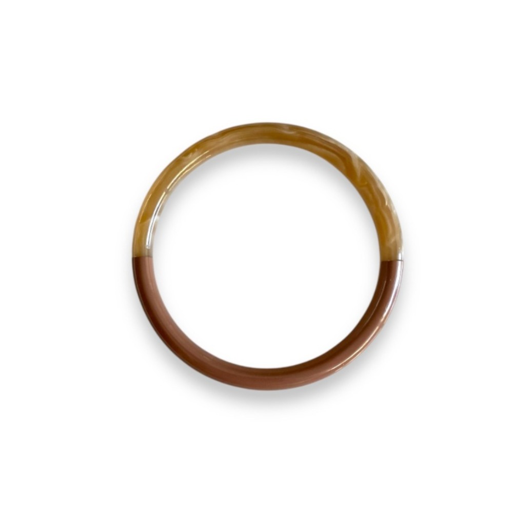 jonc corne buffle marron laque artisanal et unique expose sur fond blanc sasha