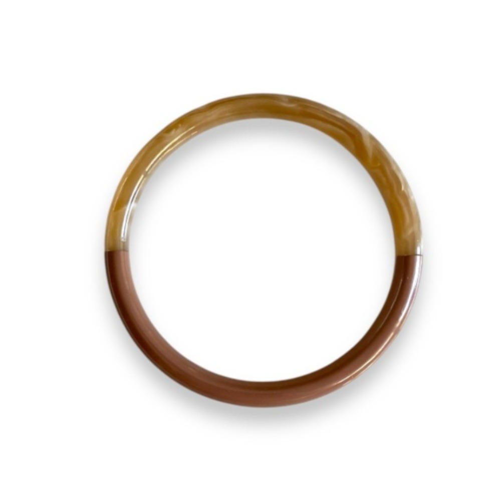 jonc corne buffle marron laque artisanal et unique expose sur fond blanc sasha