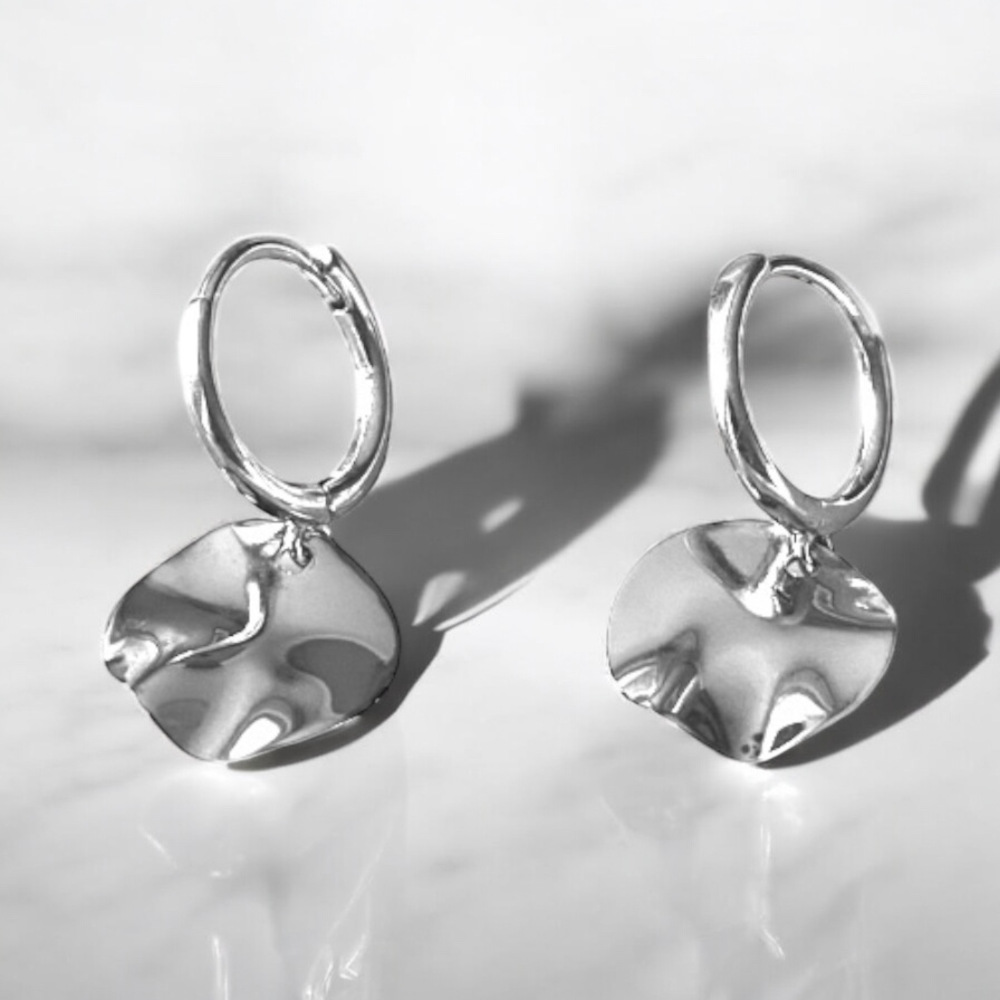 boucles d oreilles petites creoles argent avec pendentif piece texturee de surface inegale exposees fond neutre lucie