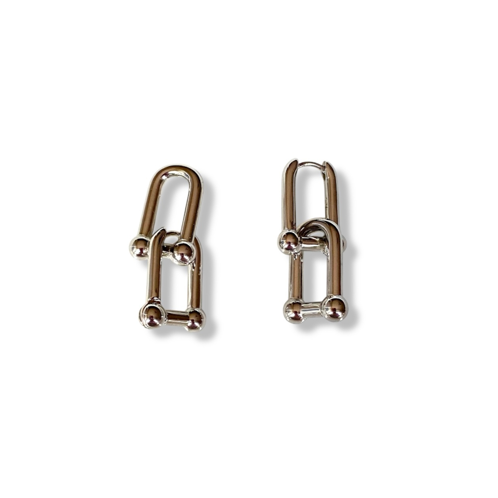 boucles d oreilles pendantes originales argent avec deux maillons exposees fond blanc bertille