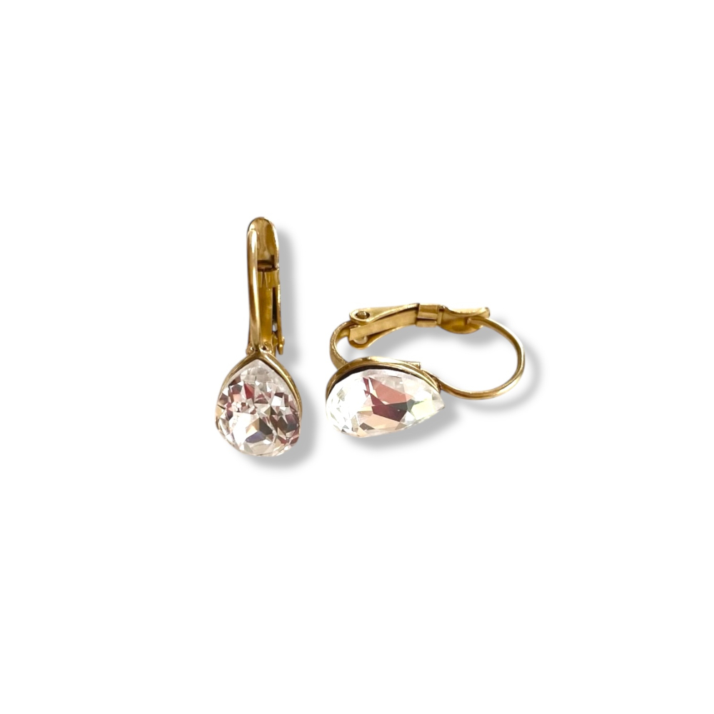 boucle oreille goutte d eau avec cristal dormeuse en acier inoxydable couleur or mise en valeur fond blanc ondine