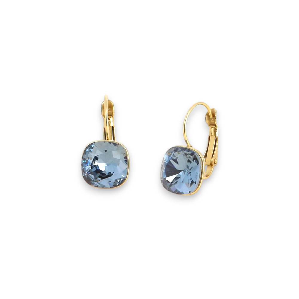 boucle oreille cristal bleu denim en acier inoxydable dore et de forme carree avec fermoir dormeuse exposee sur fond blanc isis