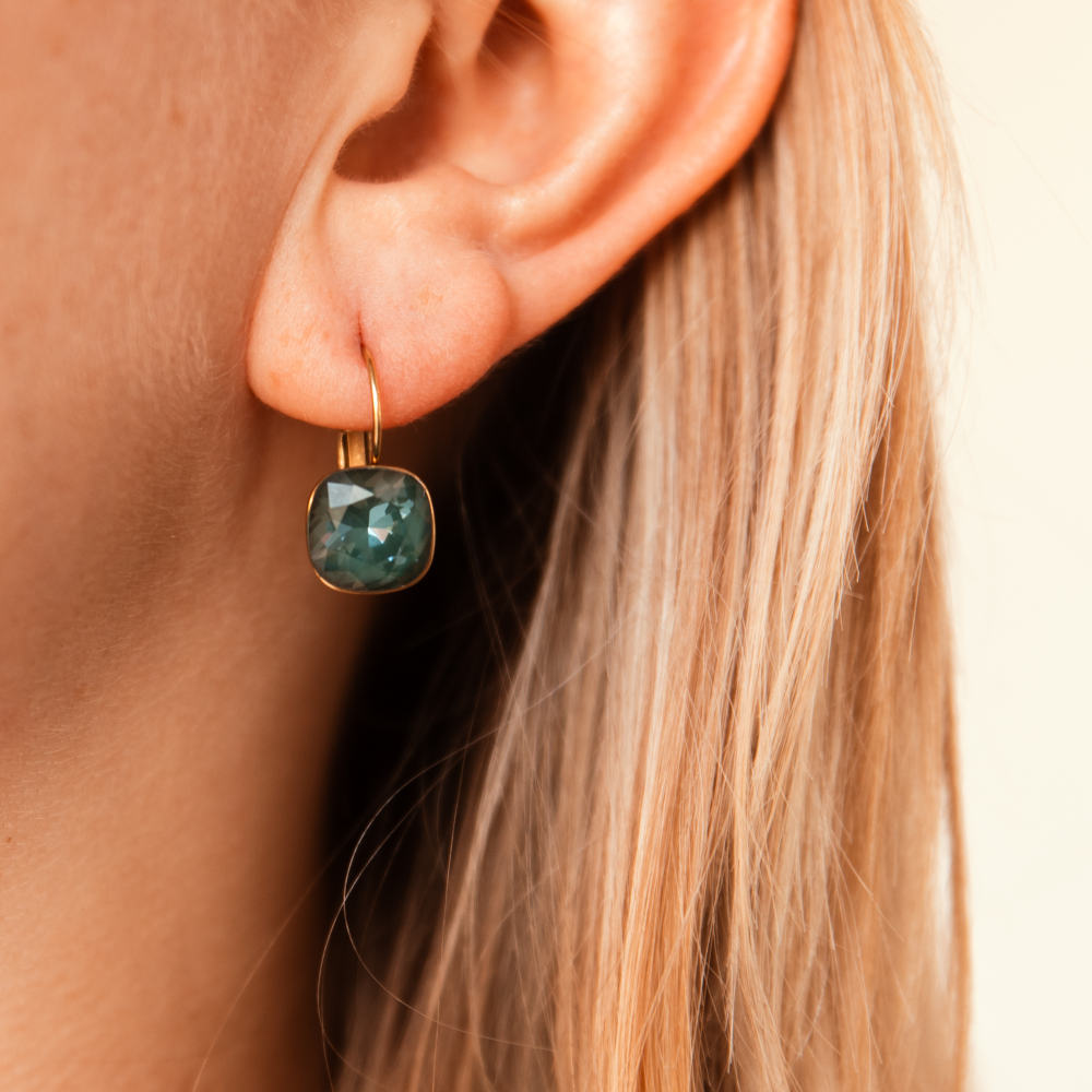 boucle d oreille cristal vert camelia facette facon dormeuse en acier inoxydable dore portee oreille gauche