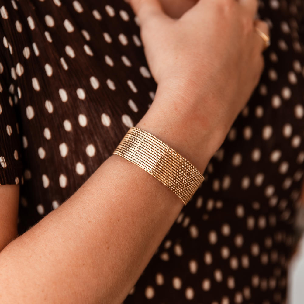 bracelet manchette dore solea au magnifique design martele lumineux et confortable porte poignet droit