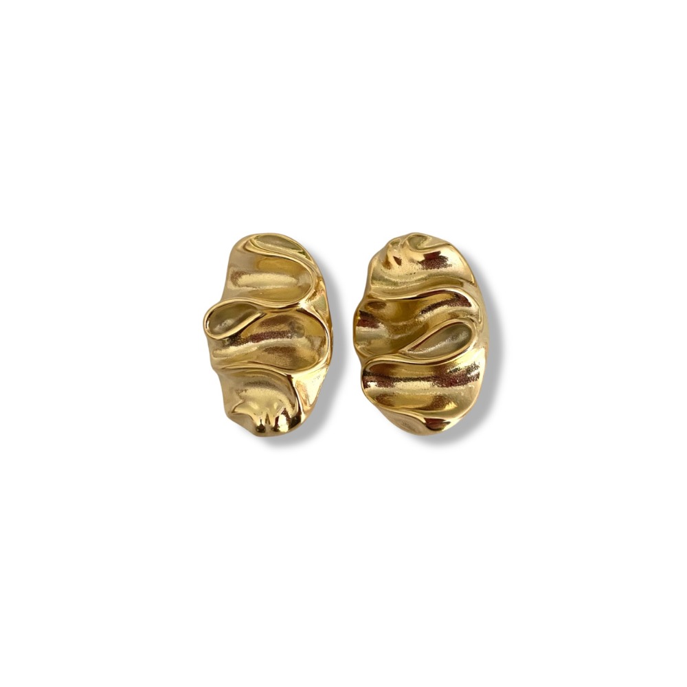 boucle d oreille clips vintage emy ovale et ondulee en acier dore et de taille audacieuse expose sur fond blanc