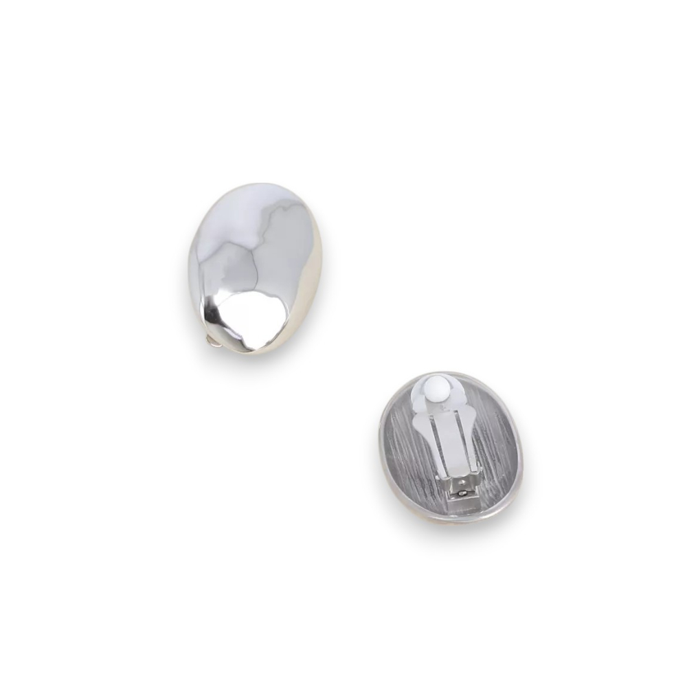 boucle oreille clip acier inoxydable lauren forme ovale polie et convexe exposee sur fond blanc
