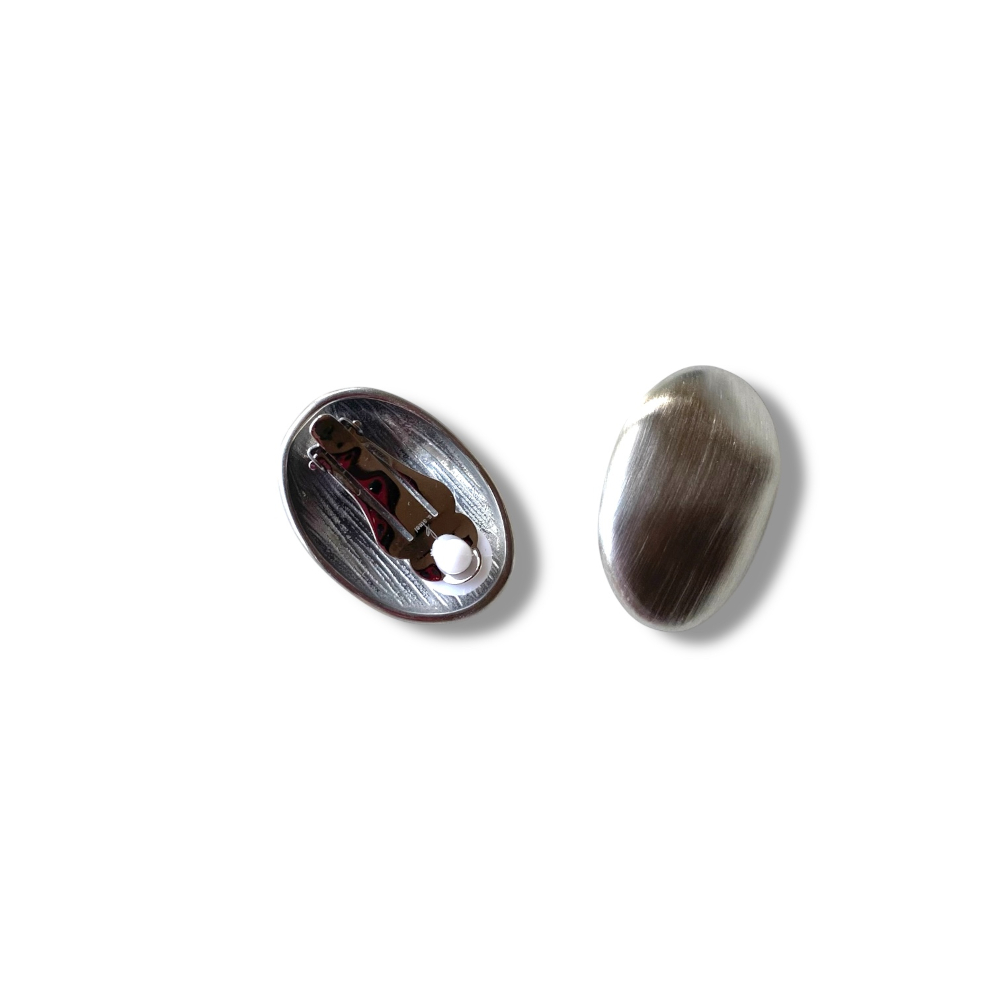 boucles d oreilles clip forme ovale en acier brosse mat pour oreilles non percees exposees fond blanc vera
