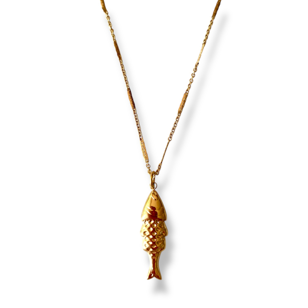 collier poisson acier dore avec chaine forçat alternee avec chaine aplatie expose fond blanc rosalie