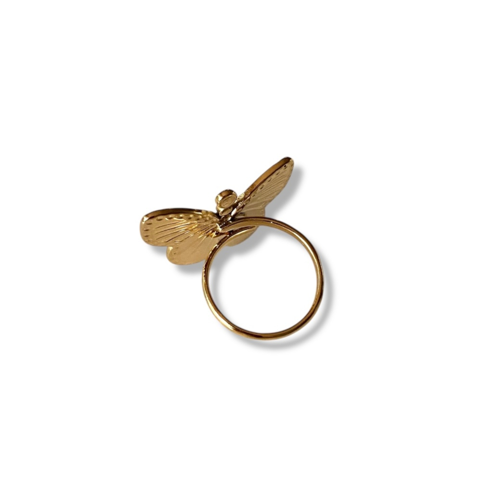 bague papillon en acier dore vue de derriere motif texture de taille audacieuse ophelie