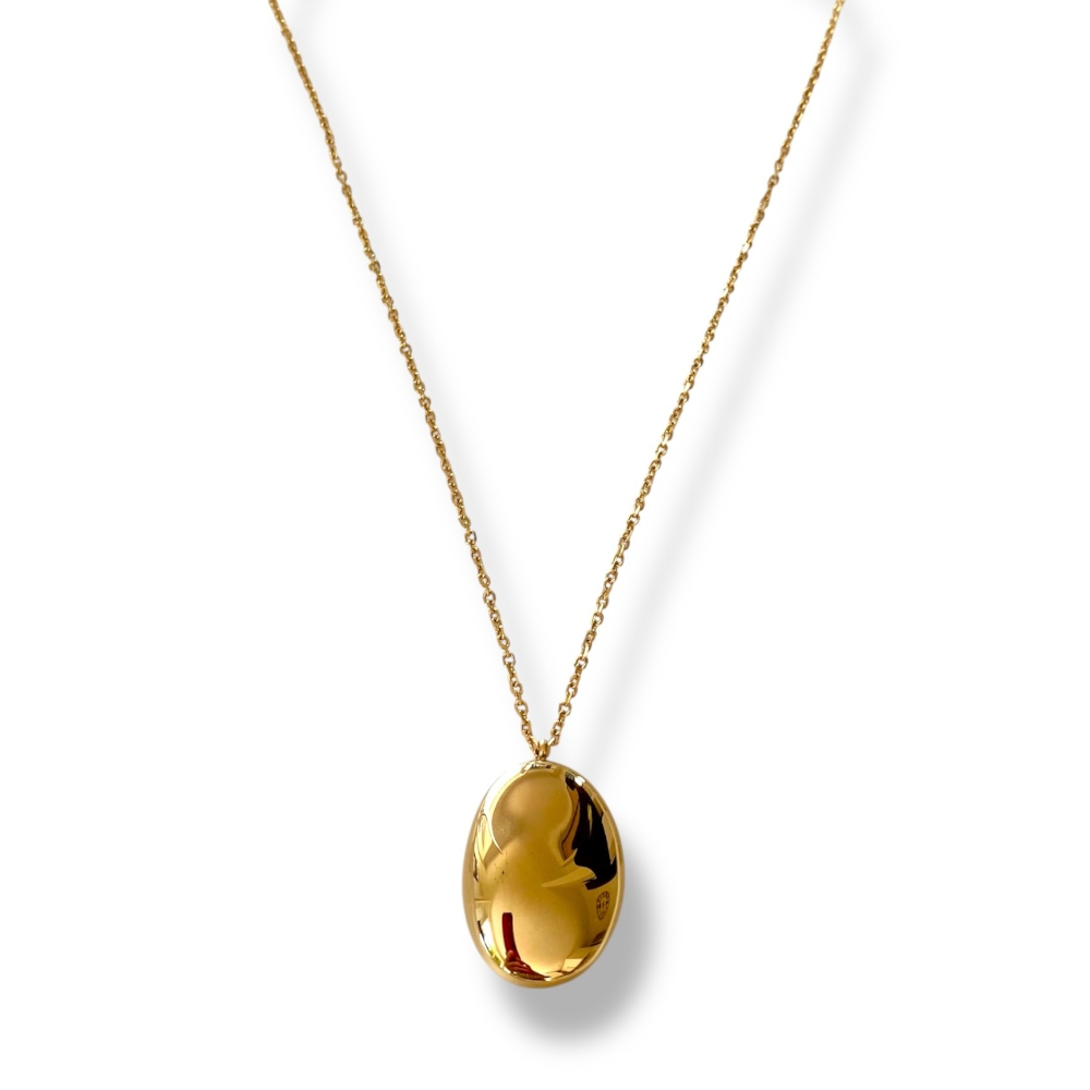 collier long sautoir dore chaine maille forcat et grand pendentif ovale lisse et brillant expose sur fond blanc florence