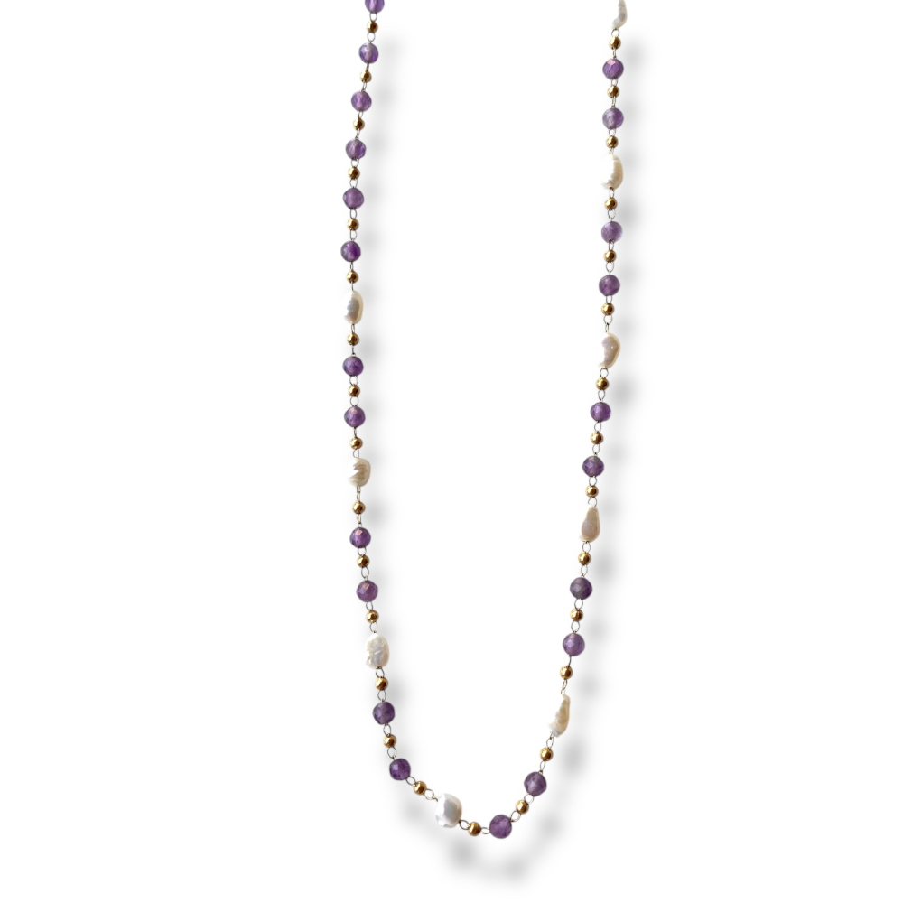 collier pierre amethyste avec perles eau douce et petites boules acier dore expose fond blanc jaia