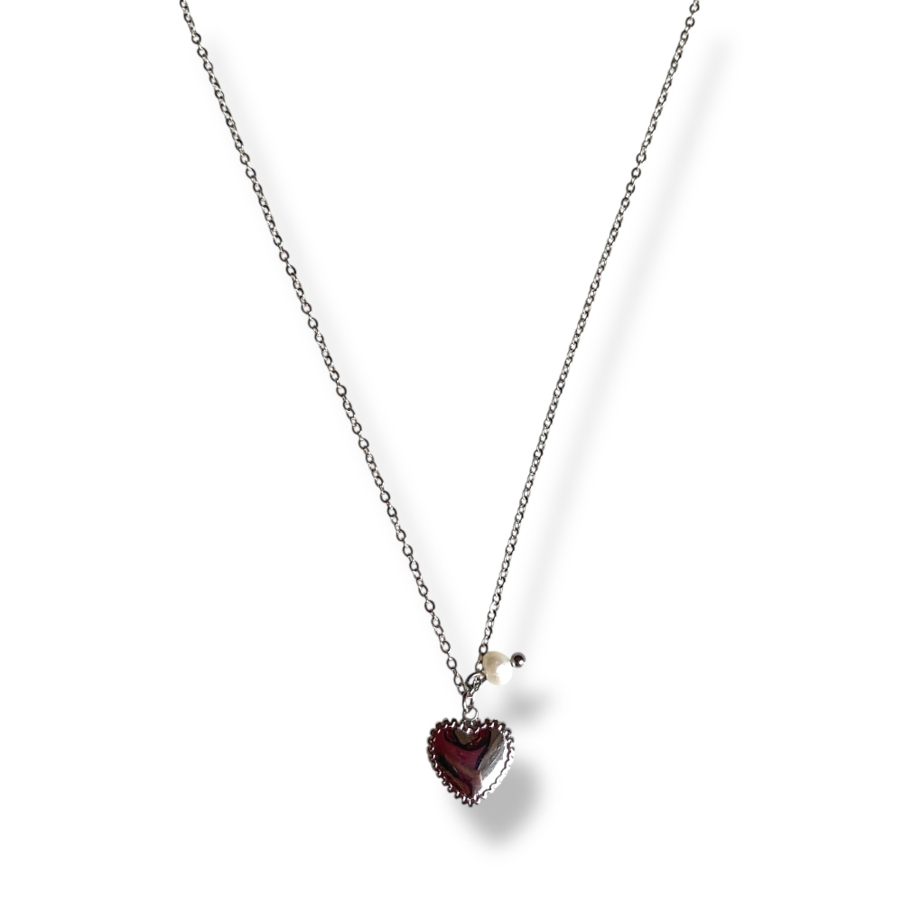 collier coeur acier inoxydable talia intemporel et symbolique avec petite perle et motif milgrain sur le contour du coeur expose fond blanc