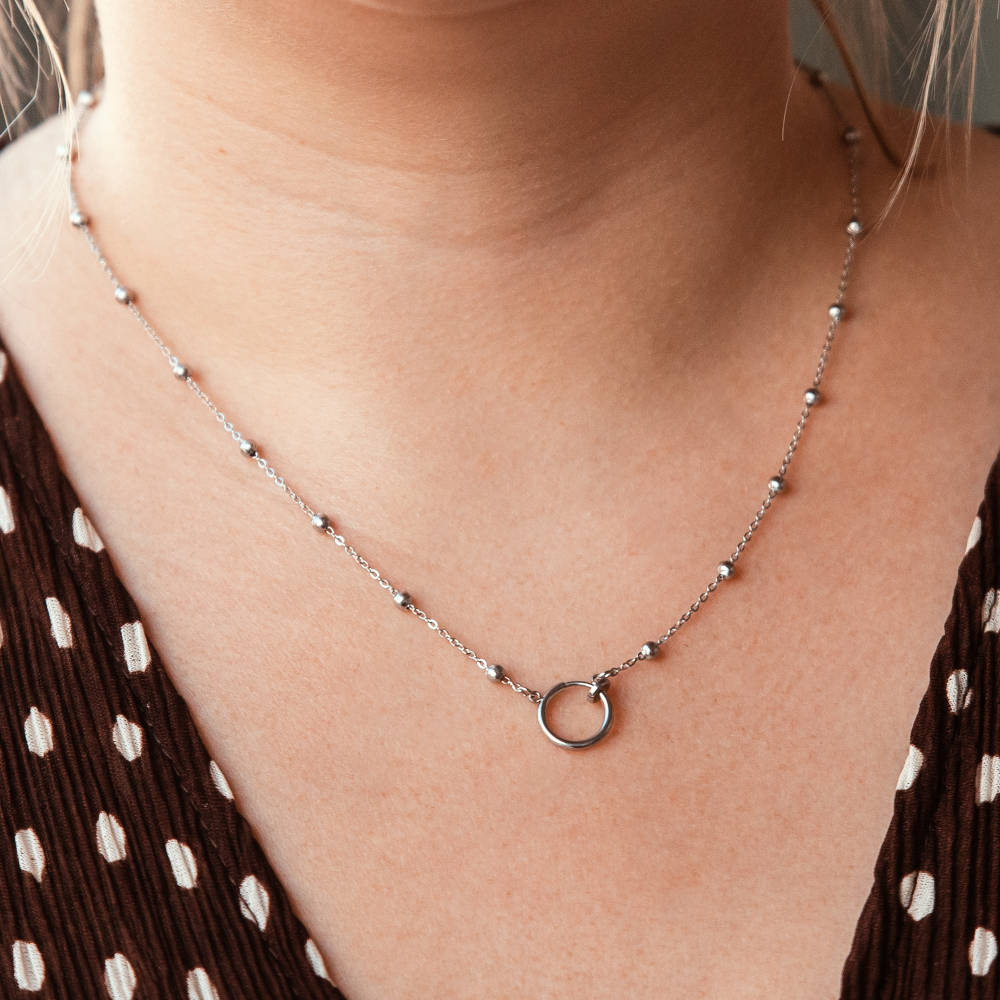 collier charms en acier inoxydable avec fermoir anneau tres facile a utiliser pour ajouter des charms et fine chaine perlee lia