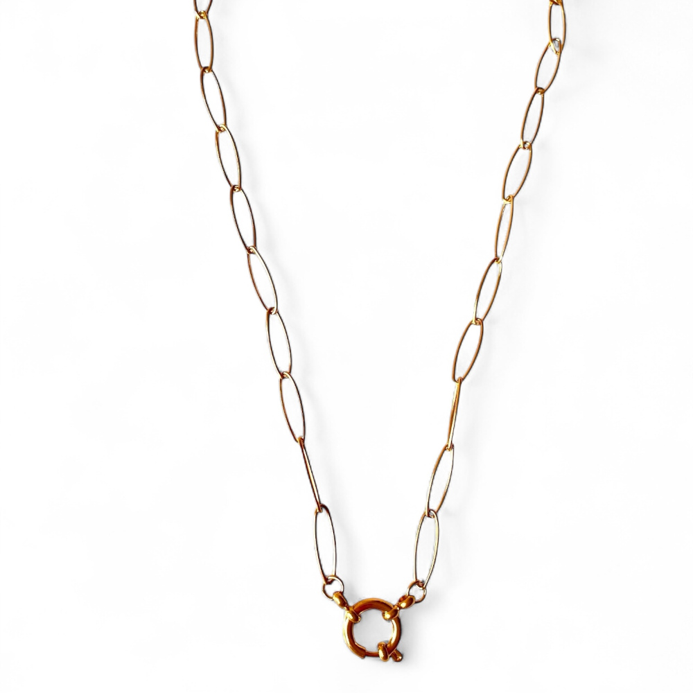 collier charms personnalisable en acier inoxydable dore compose d une chaine a maillons ovales et un anneau pour accrocher facilement les petits charms cecilia